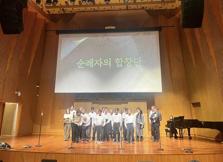 Older adults performing together at the sharing concert