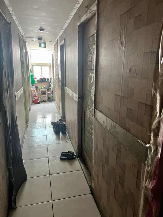 The narrow hallway of a jjokbang residence