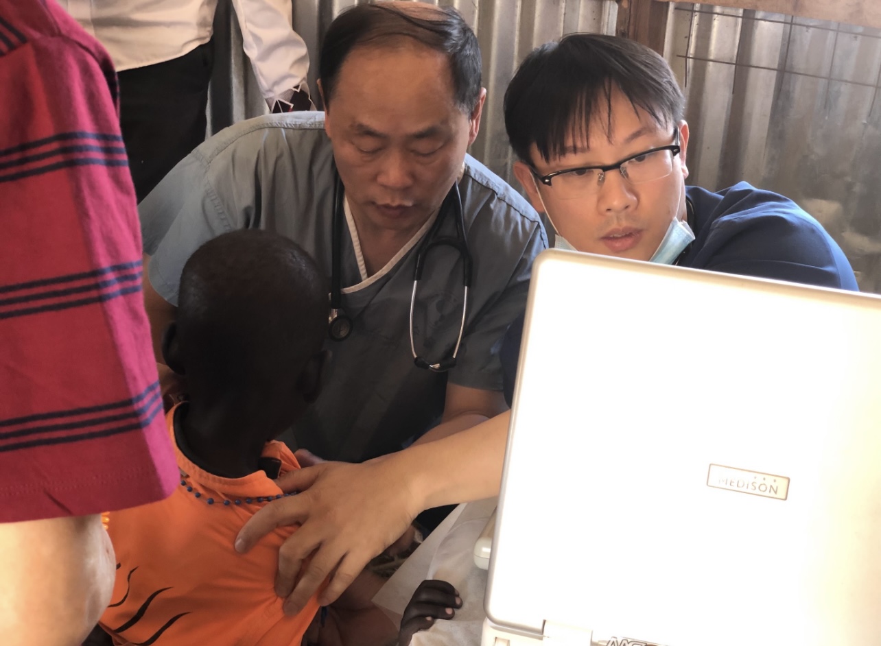 Physicians collaborating during field care