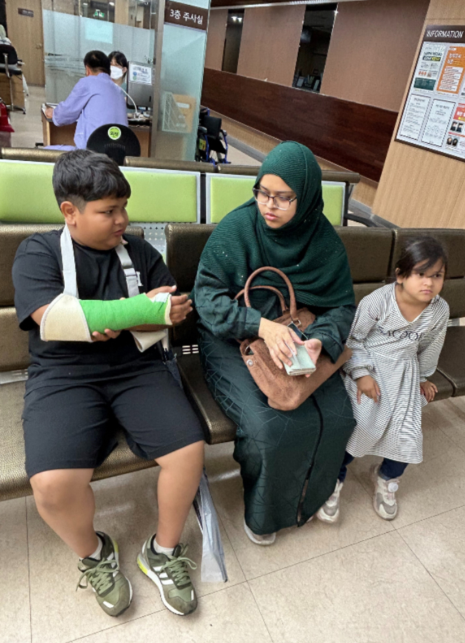 A multilingual family receiving care and communication support